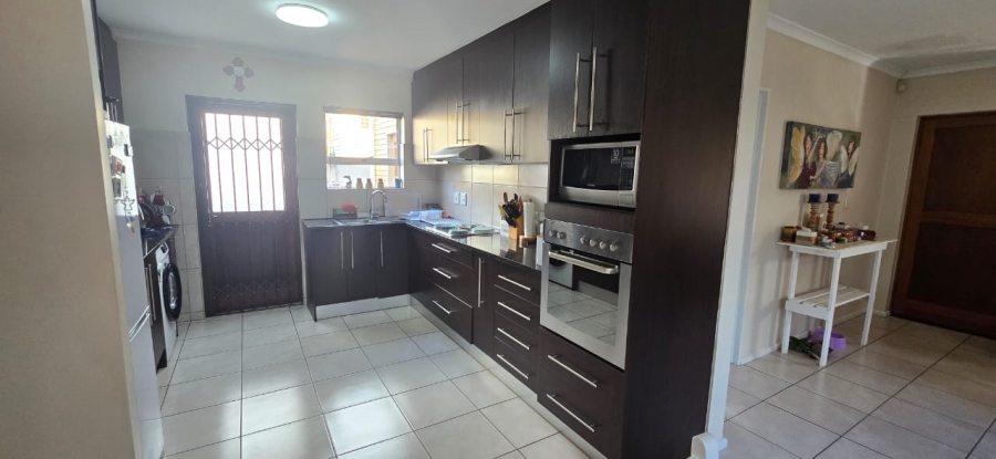 To Let 3 Bedroom Property for Rent in Uitzicht Western Cape